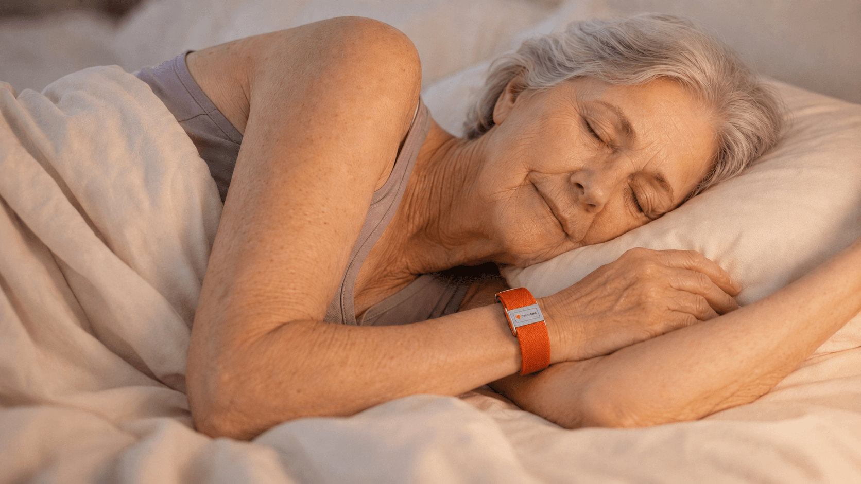 Senior descansando con pulsera Trainix Care